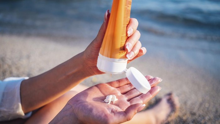 7 Cara Mudah Pakai Sunscreen Lindungi Kulit dari Panas Terik