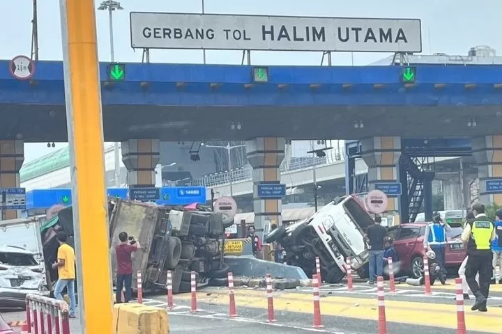 Kecelakaan Beruntun di GT Halim, 4 Korban Luka Dibawa ke RS