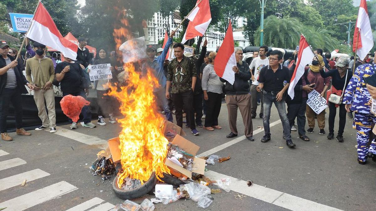 Massa Demo di Depan KPU Bakar Ban Usai, Rekap Pilpres 2024 Selesai