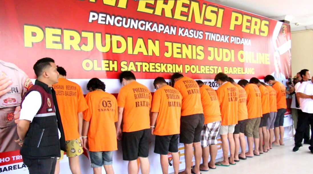 Polisi Tangkap 12 Pelaku Usai Bongkar Jaringan Judi Online Batam