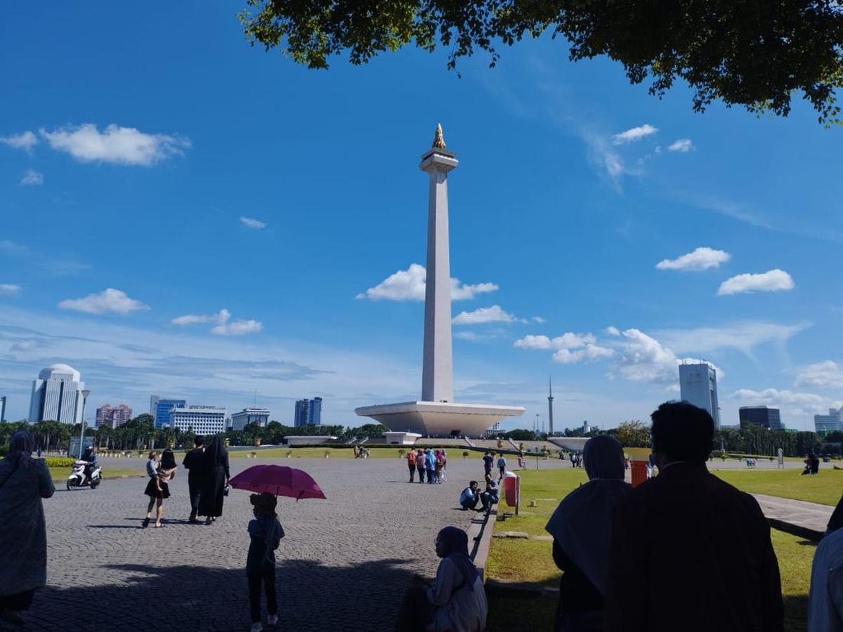 Area Monas Dibersihkan Jelang Peringatan HUT RI ke-79