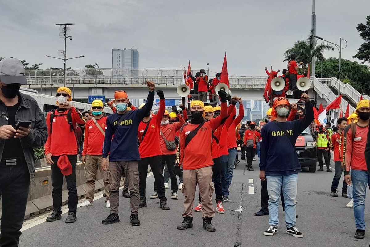 Demo Darurat Indonesia, Ribuan Buruh dan Mahasiswa Kepung DPR