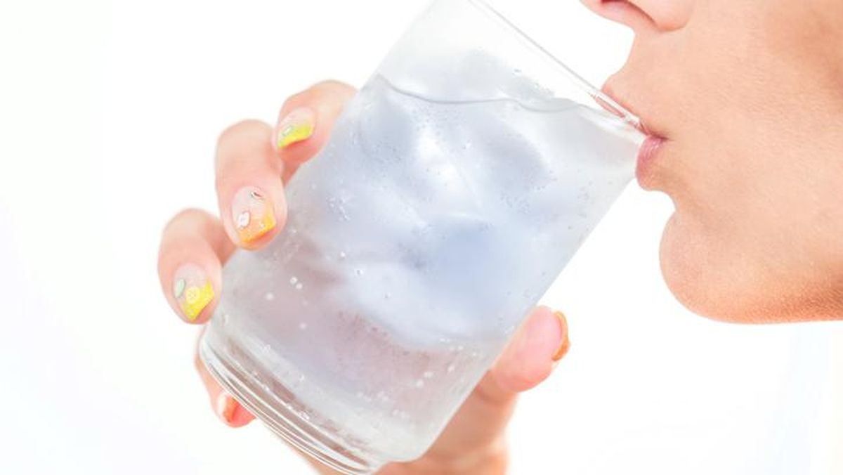 5 Manfaat Sehat Minum Air Dingin dan Efeknya