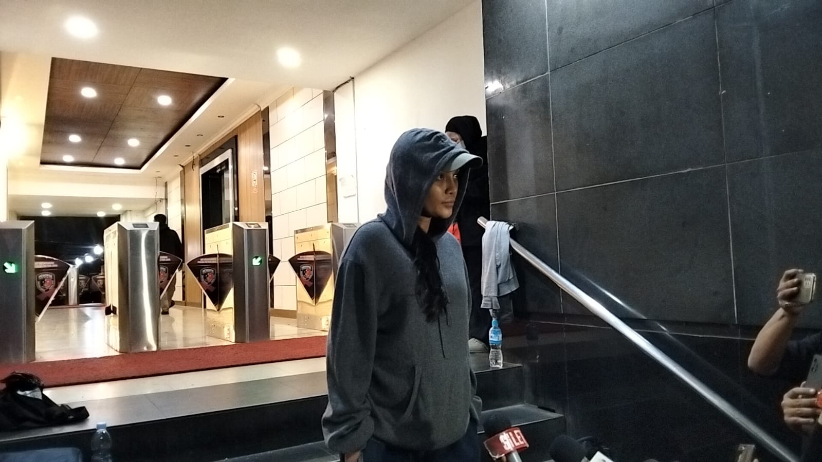 Erika Carlina Polisikan DJ Panda Lengkap dengan Bukti dan 2 Saksi