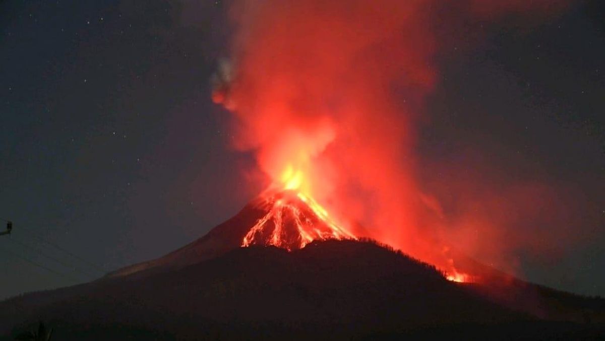 Gunung Lewotobi Meletus dan 4 Flight di Bandara Komodo Dibatalkan