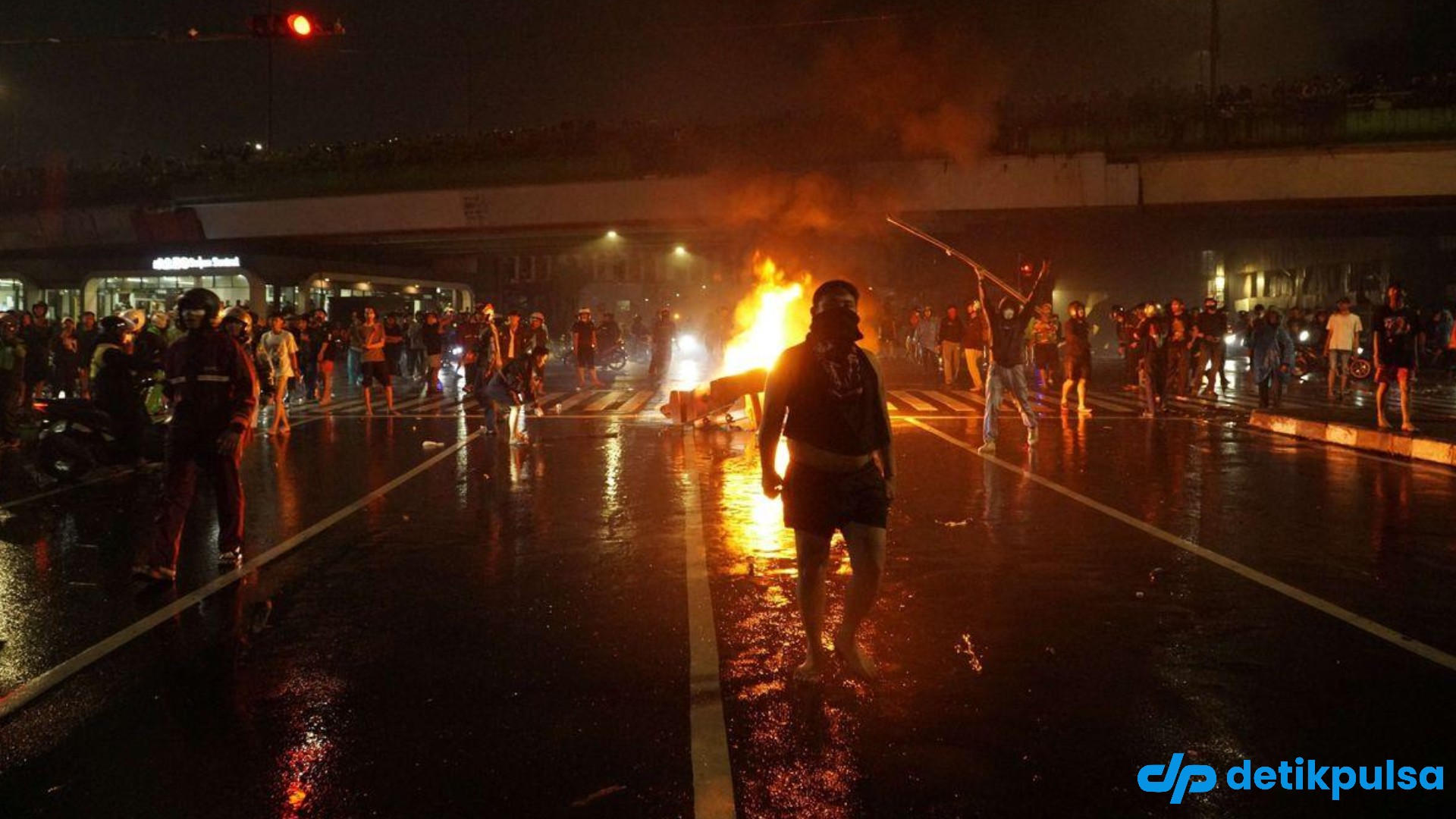 6 Halte Transjakarta Terbakar, 16 Lainnya Rusak Usai Demo