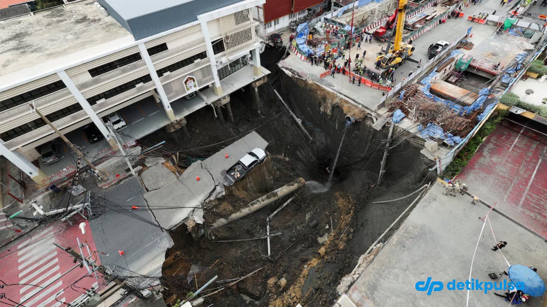 Muncul Sinkhole Sedalam 50 M di Depan Rumah Sakit Bangkok