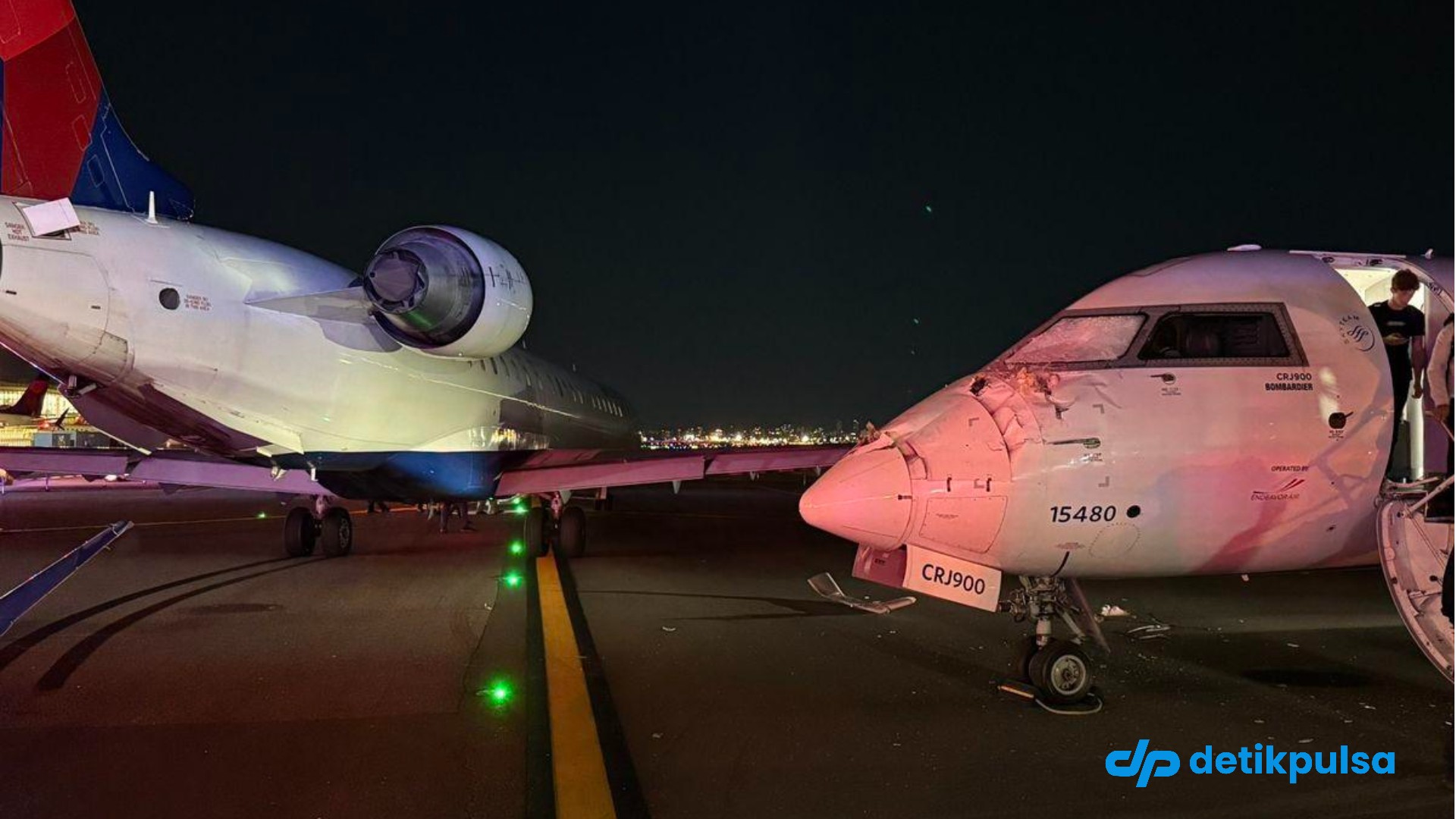 2 Pesawat Delta Tabrakan di New York dan Rusak Parah
