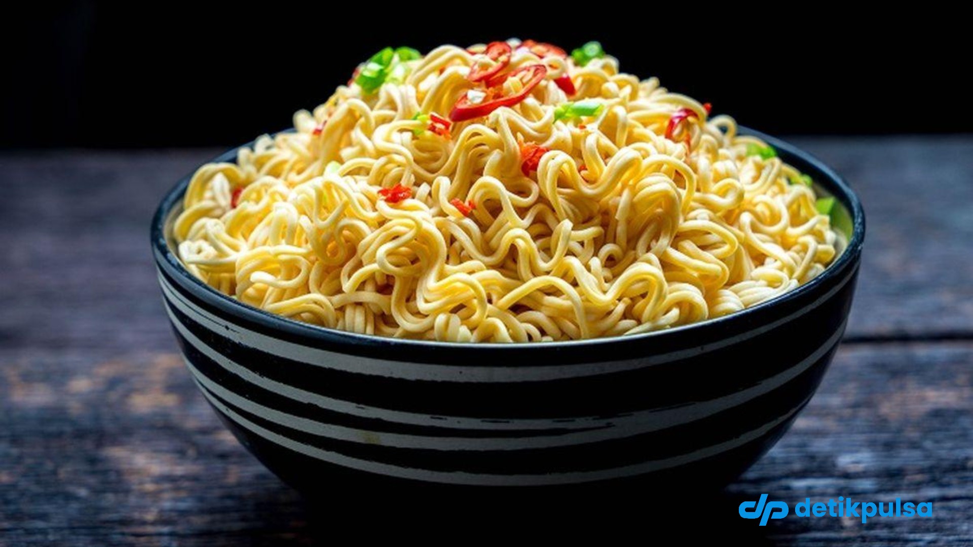 4 Makanan yang Dilarang Konsumsi Bersama Mi Instan