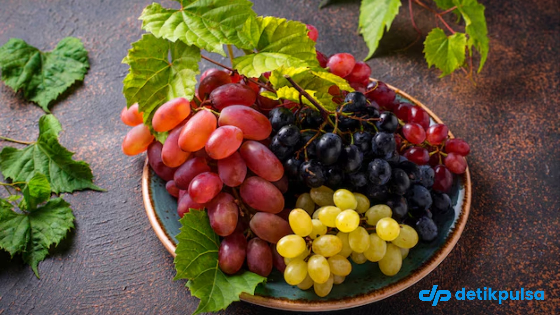 6 Buah yang Bahaya Dimakan di Malam Hari