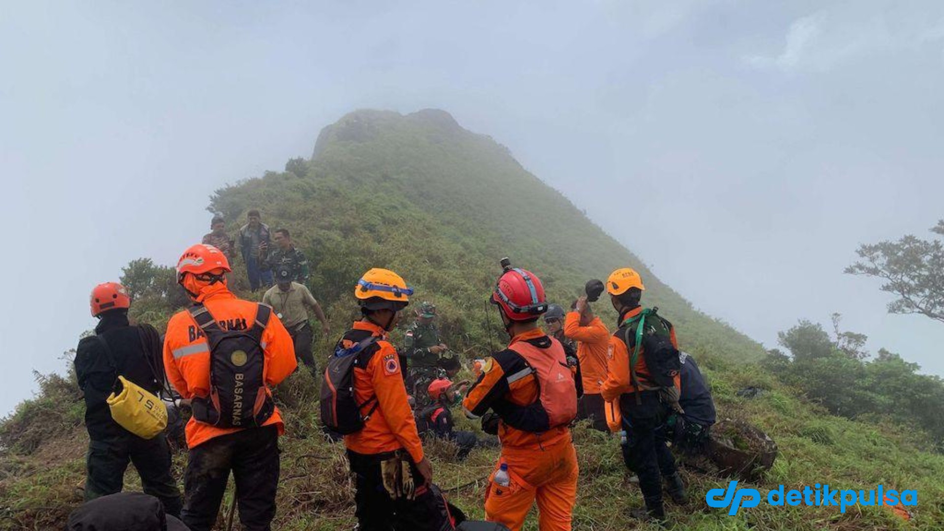Pesawat ATR Jatuh di Gunung Bulusaraung, 10 Korban Hilang