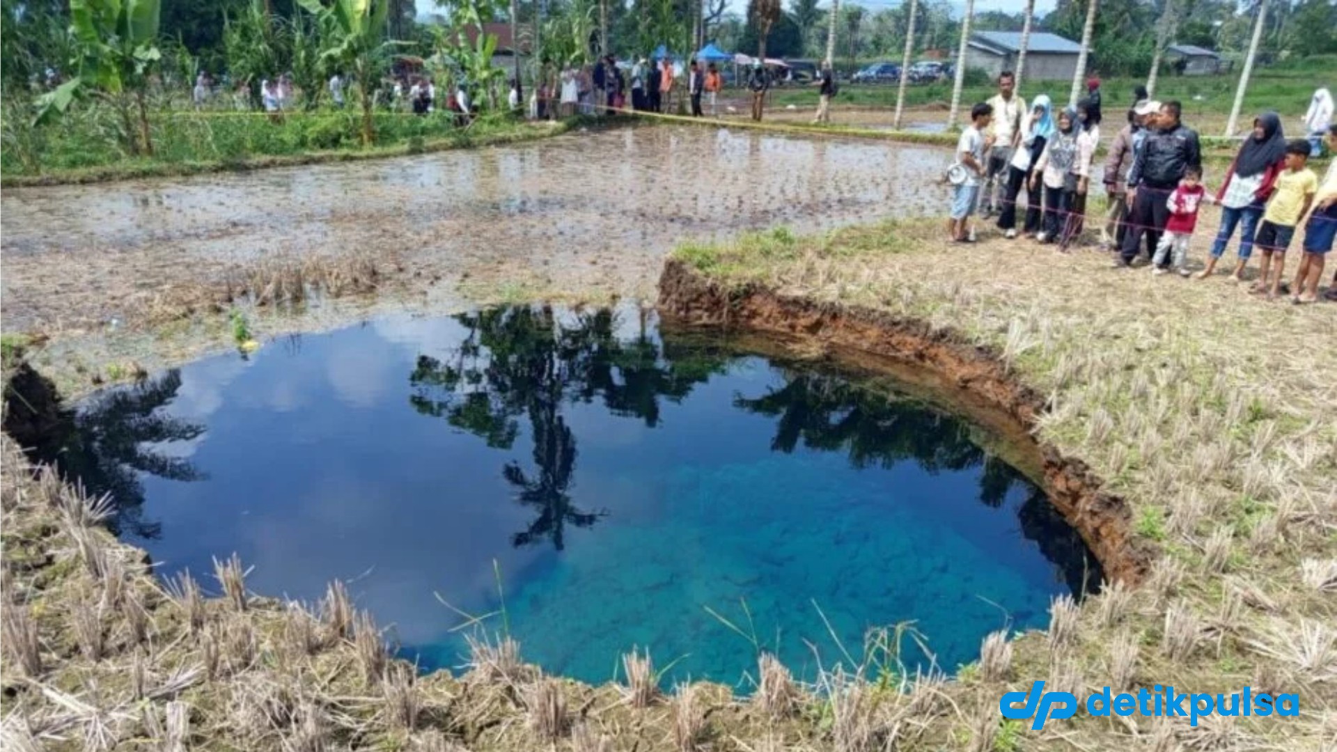 Fenomena Sinkhole Raksasa di Sumbar Sedalam 5 meter