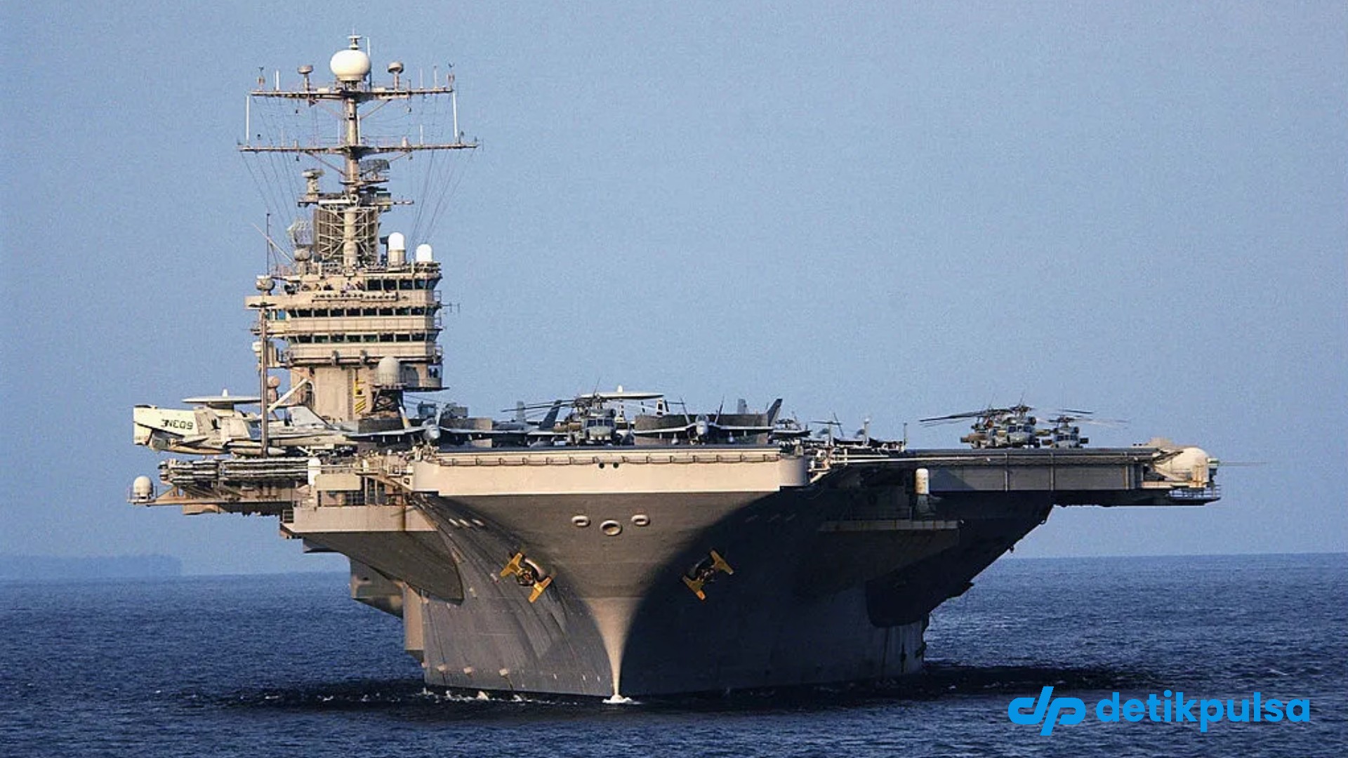 Trump Kirim 1 Kapal Induk Langsung ke Timur Tengah