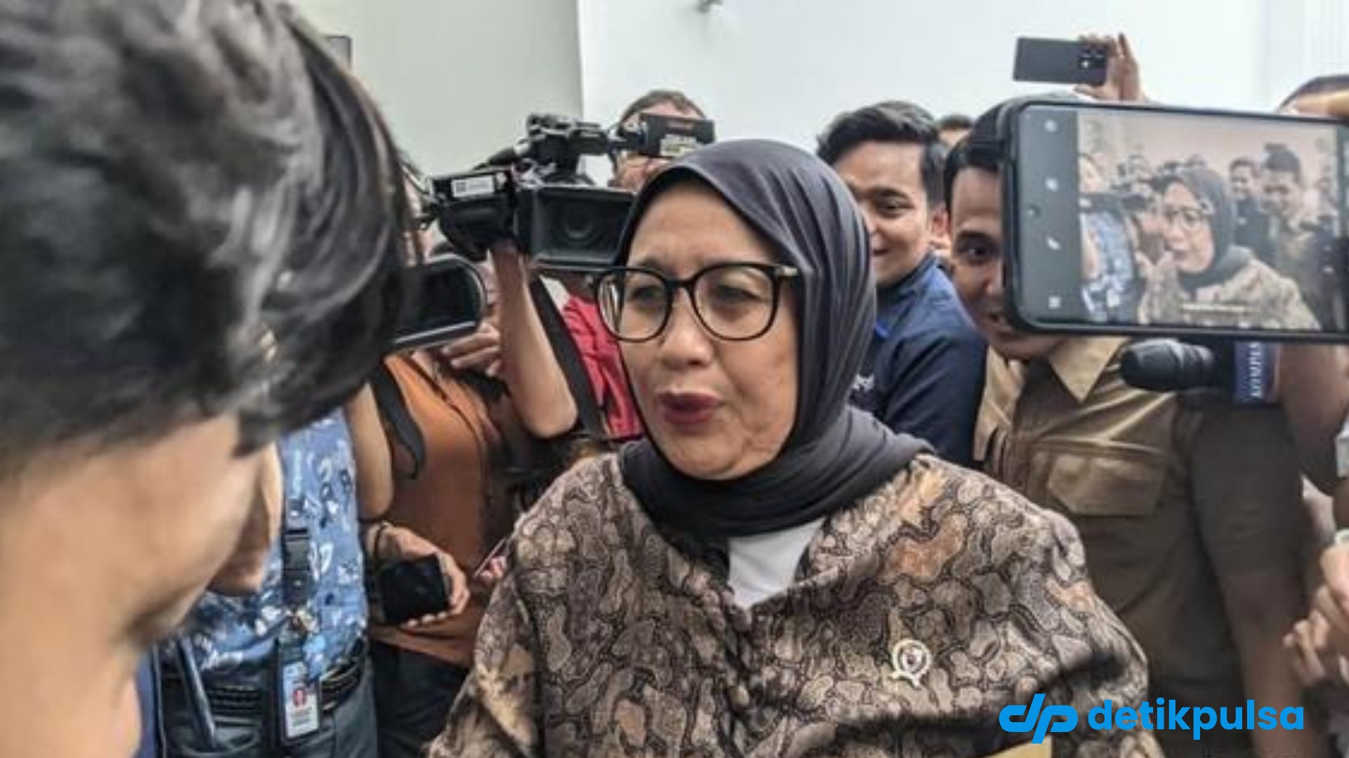 9 SPPG di Gresik Dihentikan akibat Sajikan Menu MBG Kelapa Utuh